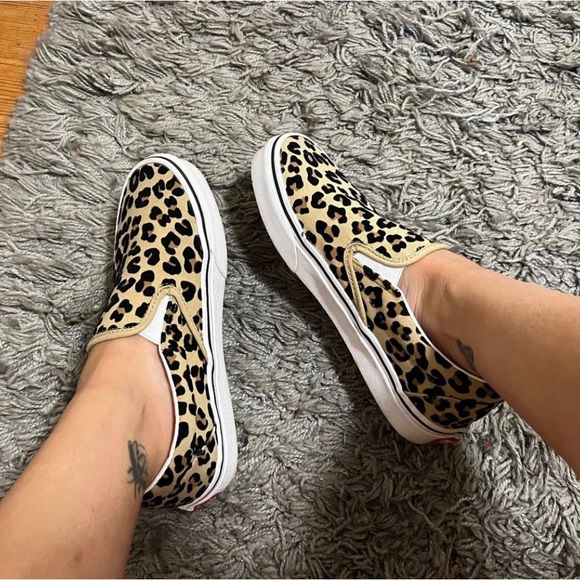 Women’s Vans Classic Slip-On Cheetah Print - Picture 2 of 5